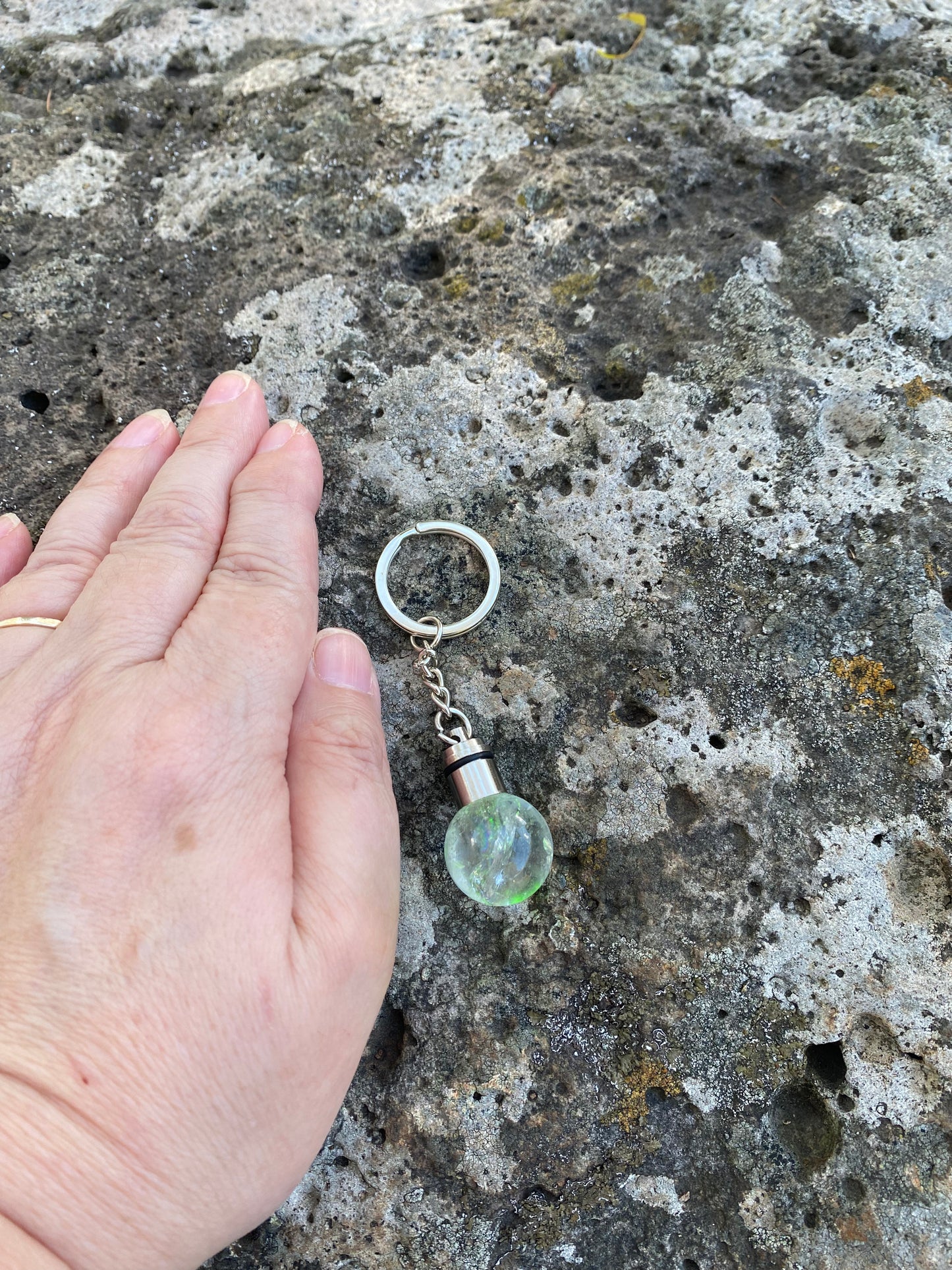 keychain imitation clear quartz crystal ball with light that changes colour